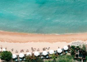 努沙杜瓦巴厘岛美利亚酒店的一群人在海滩上,带遮阳伞