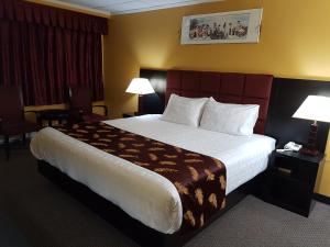 高山套房酒店客房内的一张或多张床位