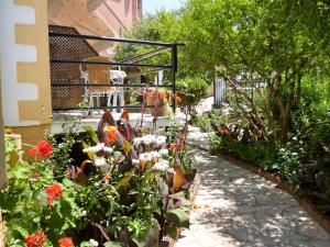 圣佐治欧斯帕贡Kostas studios的鲜花盛开的花园里和散步的路上