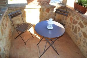 皮恩扎卡萨利诺乡村民宿的天井上的桌子和两把椅子