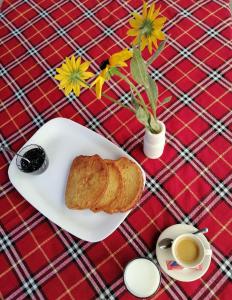 里尔斯基马纳斯特Семеен Хотел "При Мечо"的一块面包,一杯咖啡和鲜花