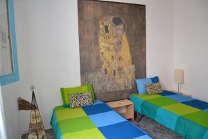 Tabayesco塔贝依司克小屋的一间设有两张床的客房,墙上挂着一幅画