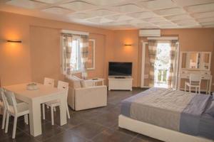 加夫里翁Portogavrio Apartment的一间卧室配有一张床、一张桌子和一台电视