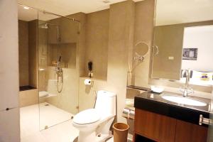 曼谷素坤逸S33精品酒店的浴室配有卫生间、盥洗盆和淋浴。