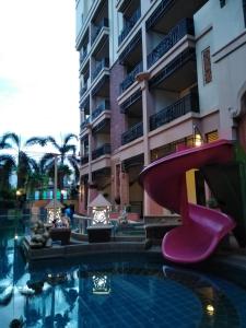 华欣华欣瓦纳雷酒店的大楼前带滑梯的游泳池