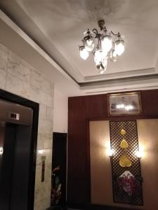 华欣华欣瓦纳雷酒店的吊灯挂在浴室门上