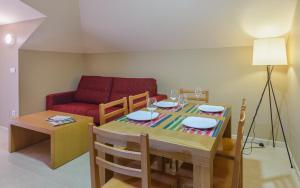 桑亨霍特里斯克尔公寓的客厅配有桌子和红色沙发