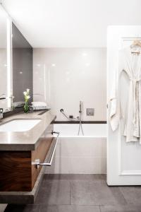 特拉维夫特拉维夫大卫洲际酒店的白色的浴室设有水槽和浴缸。