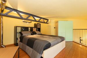 布拉Antico Opificio Sasso Alloro的一间卧室,卧室内配有一张大床