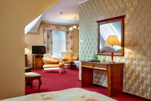 KsiężynoHotel - Dworek Tryumf的酒店客房,配有床和镜子