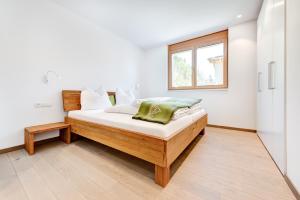 比尔塞贝格Appartement Valbona Blick by A-Appartments的卧室配有带白色墙壁和窗户的床