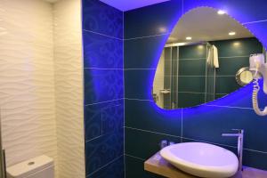 普罗普里亚诺克拉里奇酒店的一间带水槽和镜子的浴室