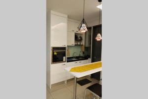黑风洞Comfortable and relax, Netflx and Wi-Fi provided的厨房配有白色橱柜和白色桌子