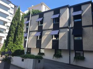 图尔库图尔库中央酒店的公寓大楼设有黑窗和植物