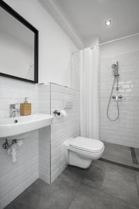 布达佩斯切斯康酒店的浴室配有卫生间、盥洗盆和淋浴。