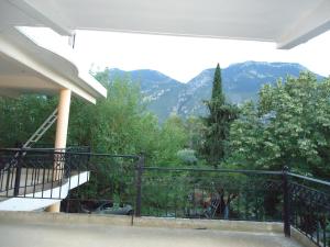 卢特拉伊帕蒂斯Ενοικιαζόμενα δωμάτια "ΟΛΓΑ"的以及享有树木和山脉景致的阳台。