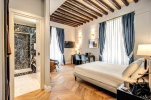 罗马Babuino Palace&Suites的配有一张床和一张书桌的酒店客房