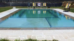 钱塔达Hotel Vilaseco的后院带椅子的游泳池