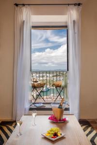 伊维萨镇Hotel La Torre del Canonigo - Small Luxury Hotels的窗前有盘子食物的桌子