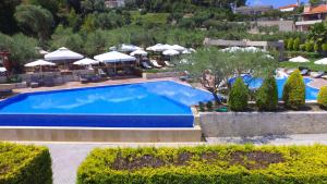 佩科霍里卡珊德拉度假村 的一个带遮阳伞的度假村游泳池