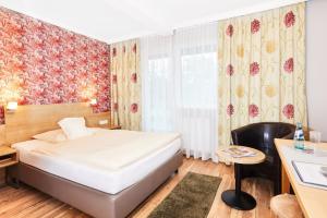 Lautertal库拉普克罗兹霍夫乡村酒店的配有一张床和一张书桌的酒店客房