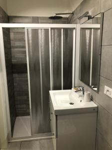 帕多瓦斯克罗维格尼公寓的带淋浴和盥洗盆的浴室