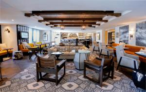 伯班克Hotel Amarano Burbank-Hollywood的带沙发和桌椅的客厅