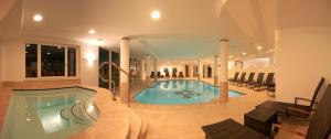 奥蒂塞伊格罗奈思酒店的大楼内的大型游泳池