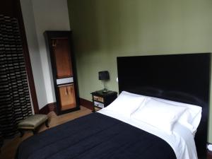 波尔图GuestReady - Belle Époque-Apartments的一间卧室配有一张带黑白色棉被的床