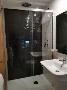 阿兰扎达艾斯特拉马尔酒店的一间带玻璃淋浴和水槽的浴室