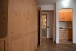 戴亚诺米拉梦地公寓式酒店的厨房里设有木门的走廊