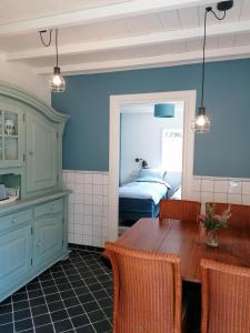 HarenB&B d'n Uilenhof Haren的一间带桌子的用餐室和一间卧室