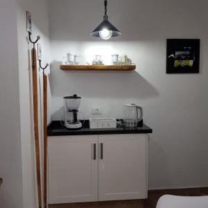 丰卡连特德拉帕尔马Casa Lela II的厨房配有白色橱柜和黑色台面