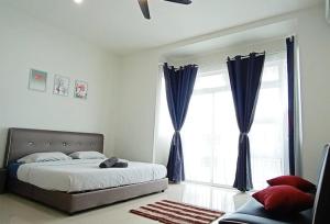 新山Sri Penawar Harmoni Sweet Grace X Desaru Coast Water Park Johor Bahru的一间卧室设有一张床和一个大窗户