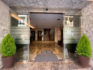阿利坎特雷乌卡酒店的建筑里两棵盆栽的走廊