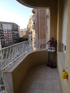 卡斯特利翁-德拉普拉纳Apartamento la luna的阳台设有栏杆和鲜花桌。