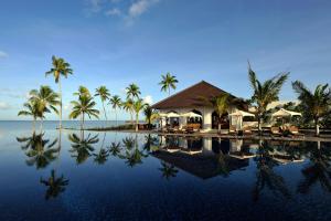 基济姆卡济桑给巴尔住宅酒店的一个带棕榈树和大海游泳池的度假酒店