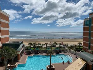 Holiday Inn & Suites Virginia Beach - North Beach, an IHG Hotel内部或周边泳池景观