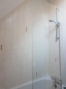 布拉克内尔Binfield Annexe的带淋浴和浴缸的白色浴室