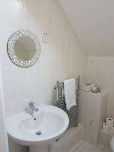 布拉克内尔Binfield Annexe的白色的浴室设有水槽和镜子