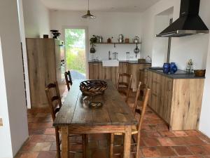 MorlaasAou Saintou的厨房配有木桌和一些椅子