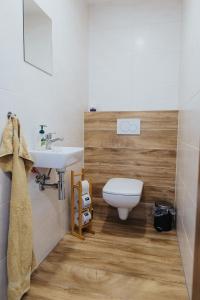 斯祖贝莱克Apartmány Paľovci的浴室配有白色卫生间和盥洗盆。