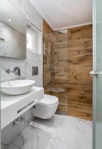 佩弗卡里Green Velvet Thassos的浴室配有卫生间、盥洗盆和淋浴。