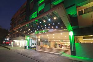 墨西哥城墨西哥城 - ​​贸易中心假日酒店的建筑的一侧有绿灯