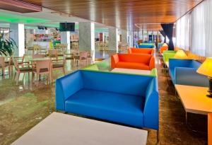 罗列特海岸绿洲公园Spa GHT酒店的大堂配有色彩缤纷的家具和桌椅