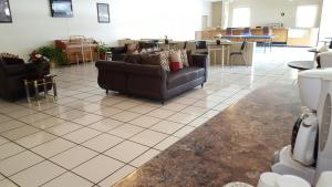 迈阿密Parkway Inn的带沙发和桌子的客厅