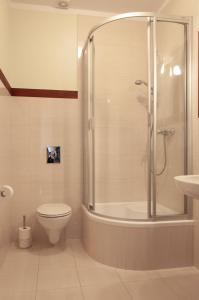 查普伊Villa Baltic 14 Chałupy的带淋浴、卫生间和盥洗盆的浴室