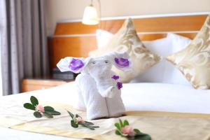 广州广州颐和商务酒店的一只大象在旅馆房间床上塞着