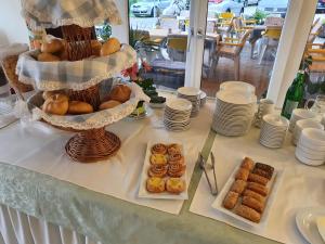 费拉赫苏尔波斯特酒店的一张桌子,上面放有面包和糕点盘