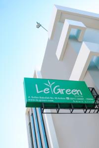 安汶LeGreen Suite Waihaong的建筑物一侧的绿色标志